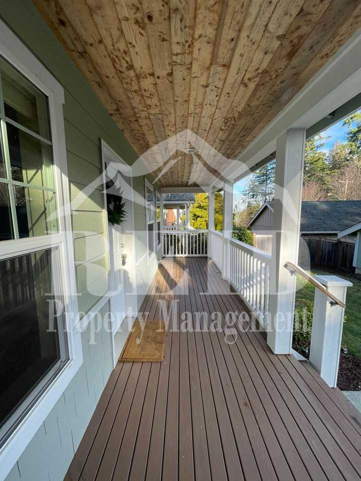 1185 Shorewood Dr - Photo 3 of 36