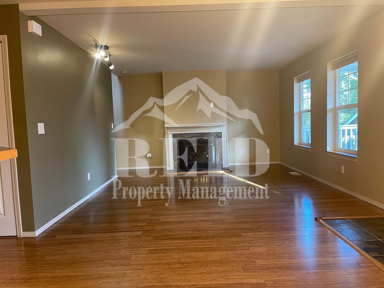 1185 Shorewood Dr - Photo 7 of 36