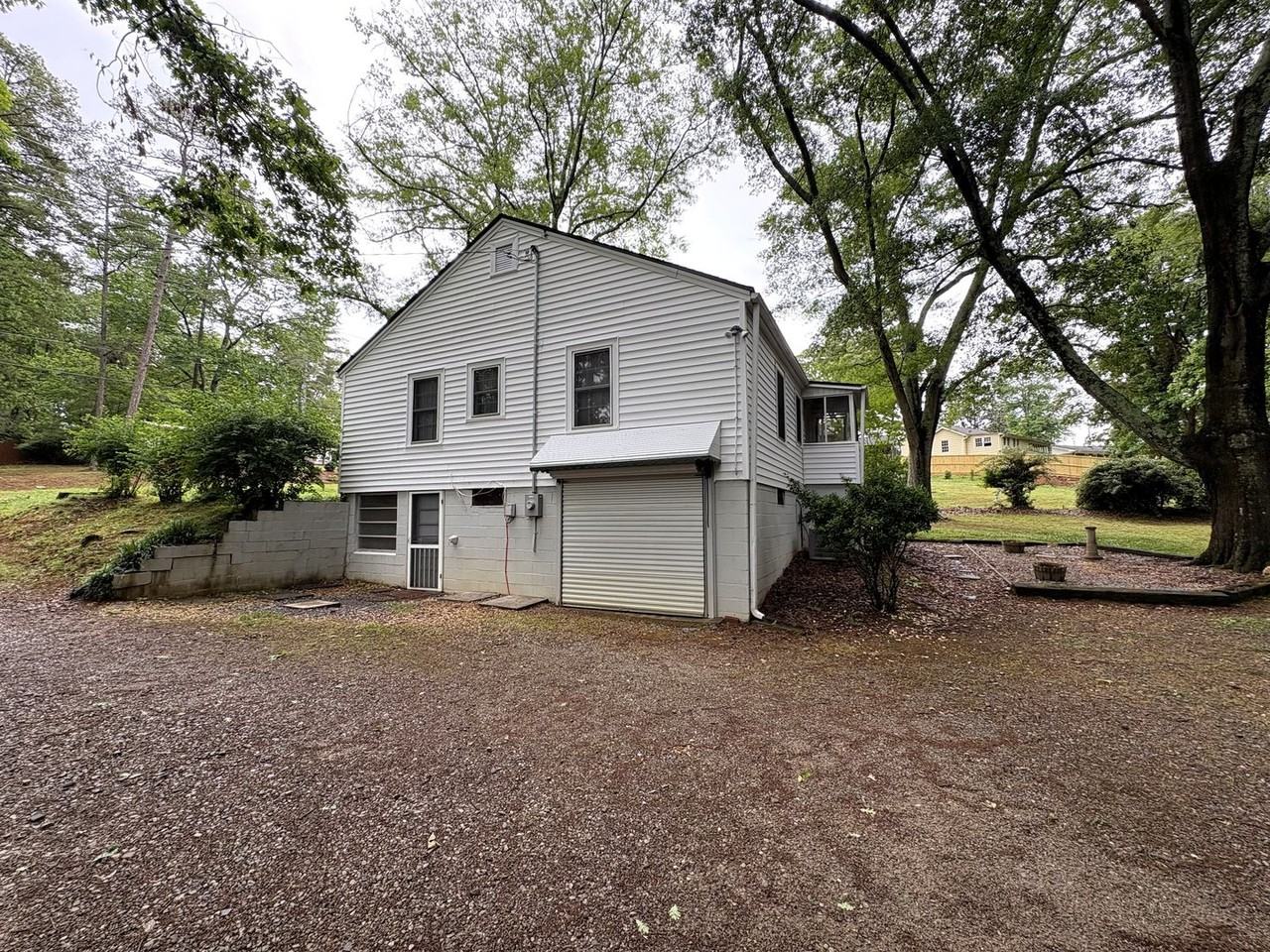 1391 Enota Ave Ne - Photo 5 of 28