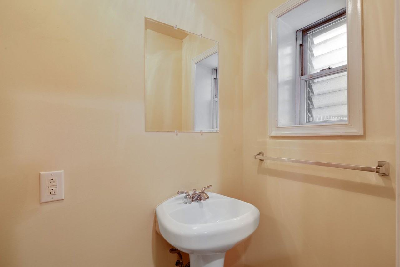 1819 Pemberton St - Photo 5 of 18