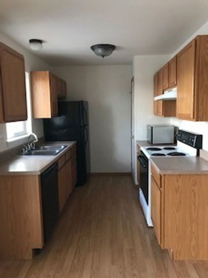 484 W Shore Dr - Photo 3 of 16