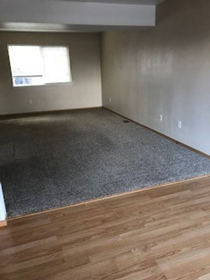 484 W Shore Dr - Photo 4 of 16