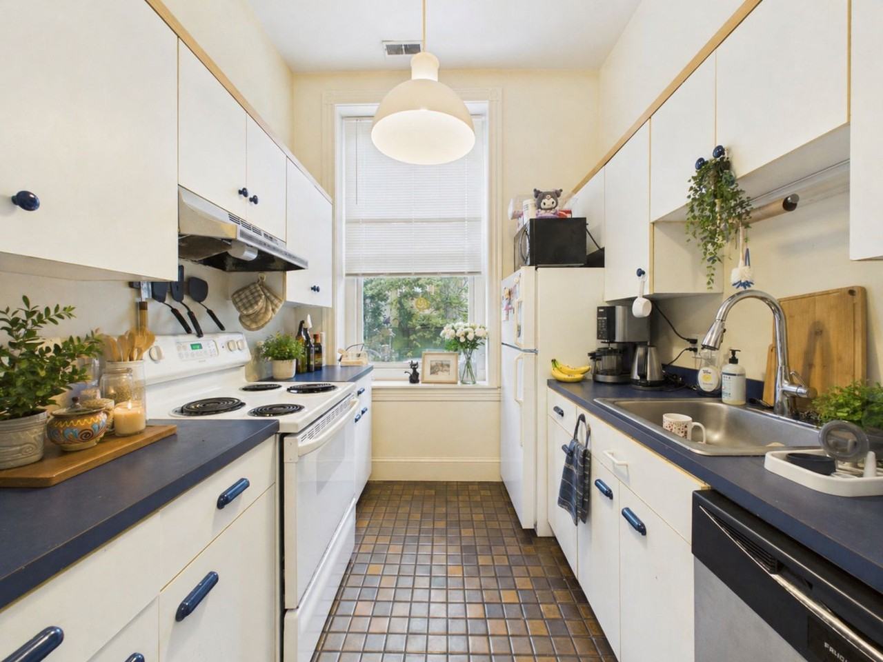 1740 Green St - Photo 4 of 17