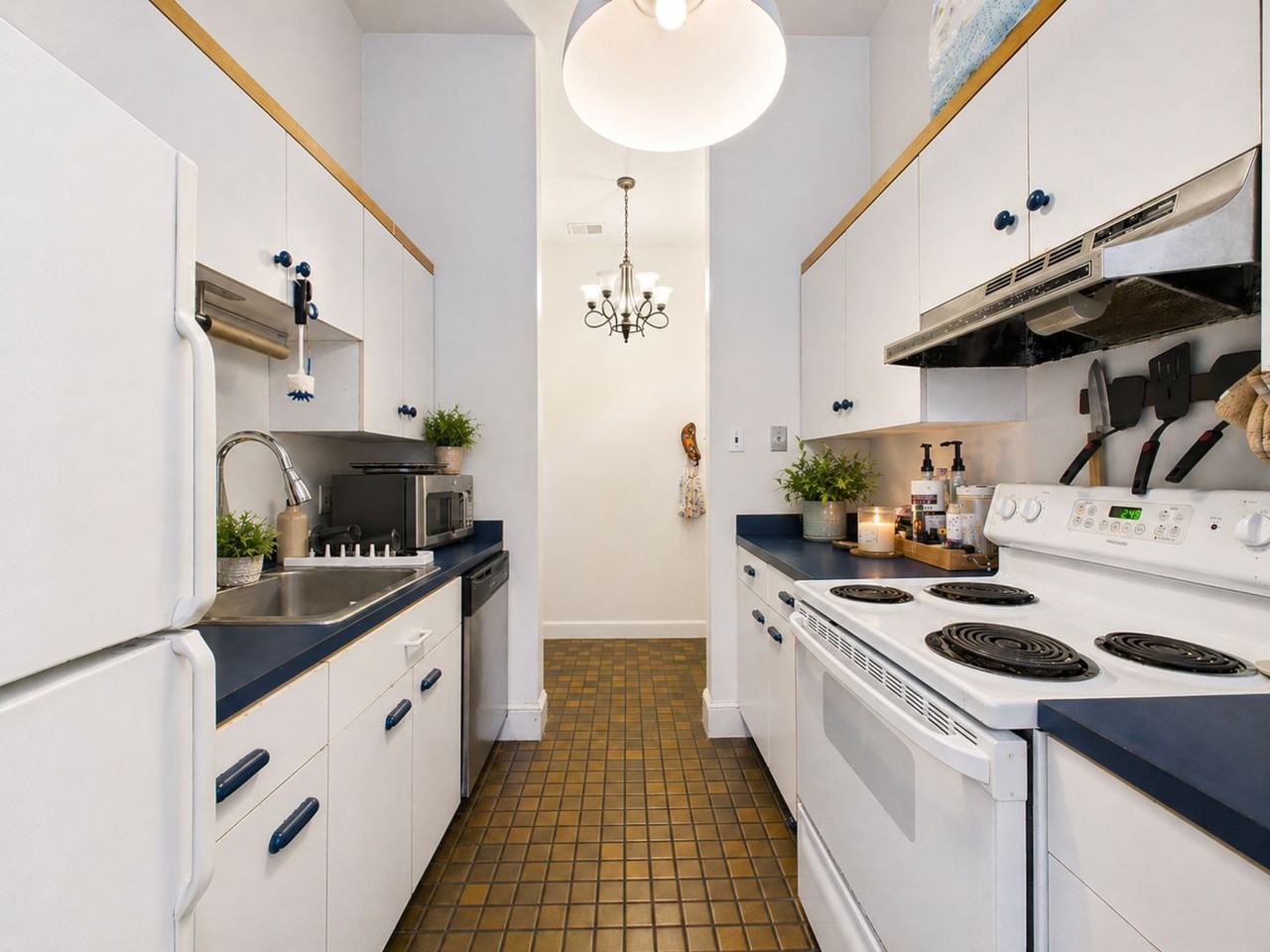 1740 Green St - Photo 5 of 17