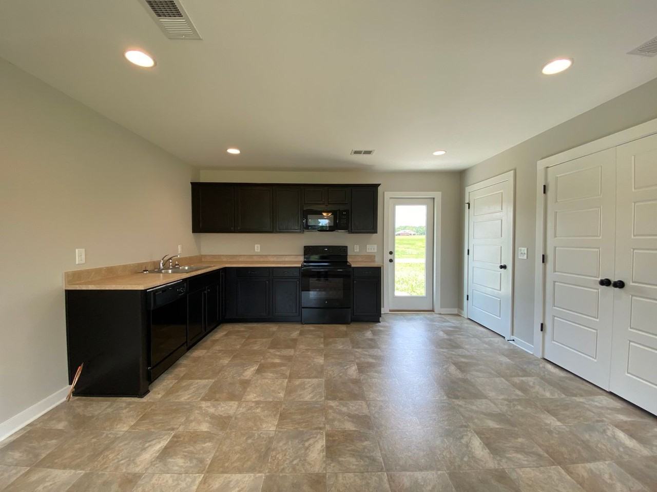 124 Sunlight Cir - Photo 3 of 17