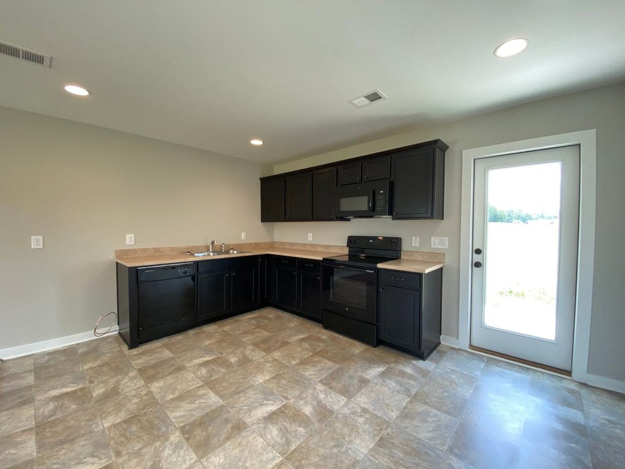 124 Sunlight Cir - Photo 4 of 17