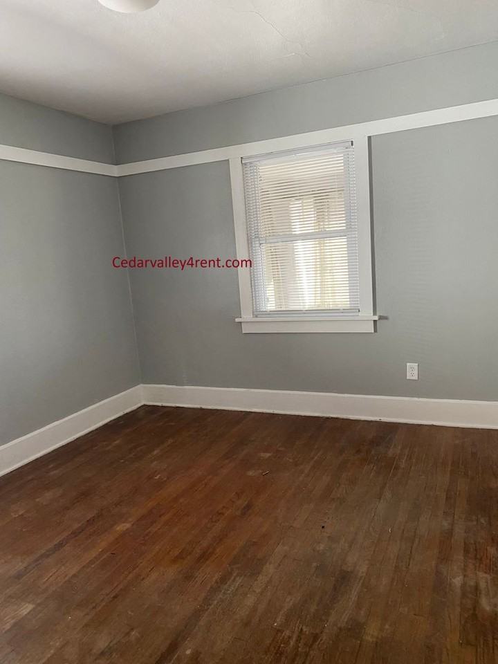 1233 Logan Ave - Photo 3 of 4