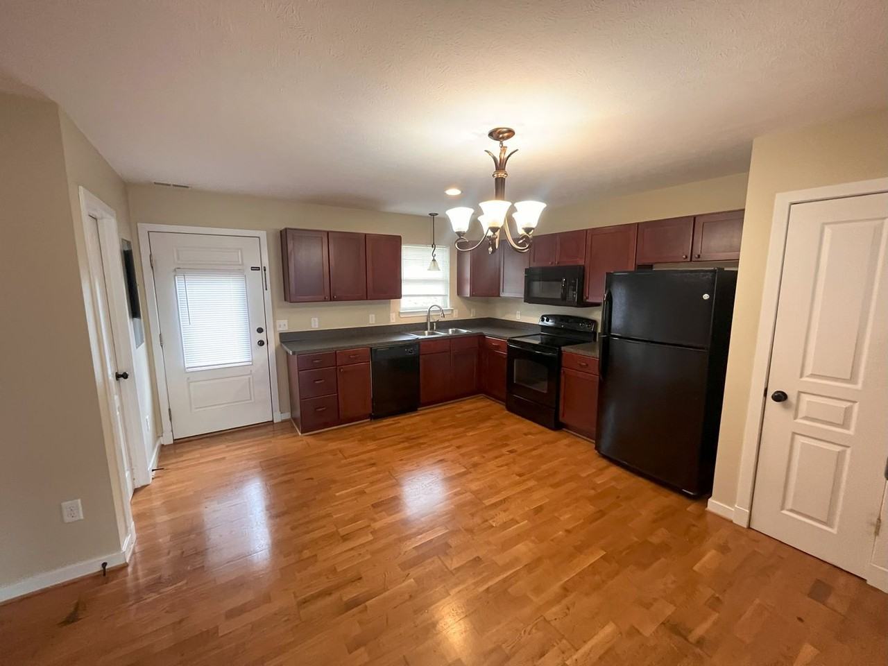 1231 Poets Ct - Photo 4 of 12