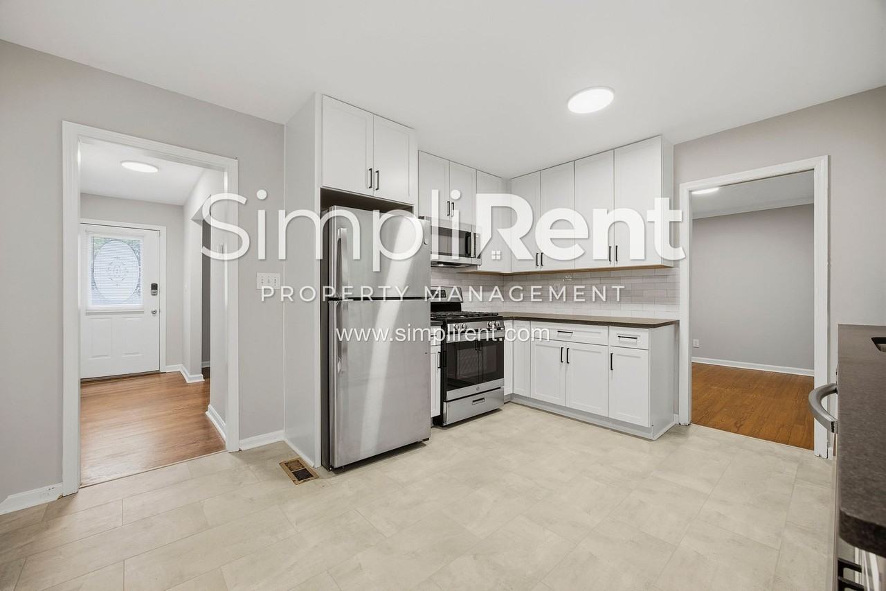 2447 Whites Mill Ln - Photo 2 of 26