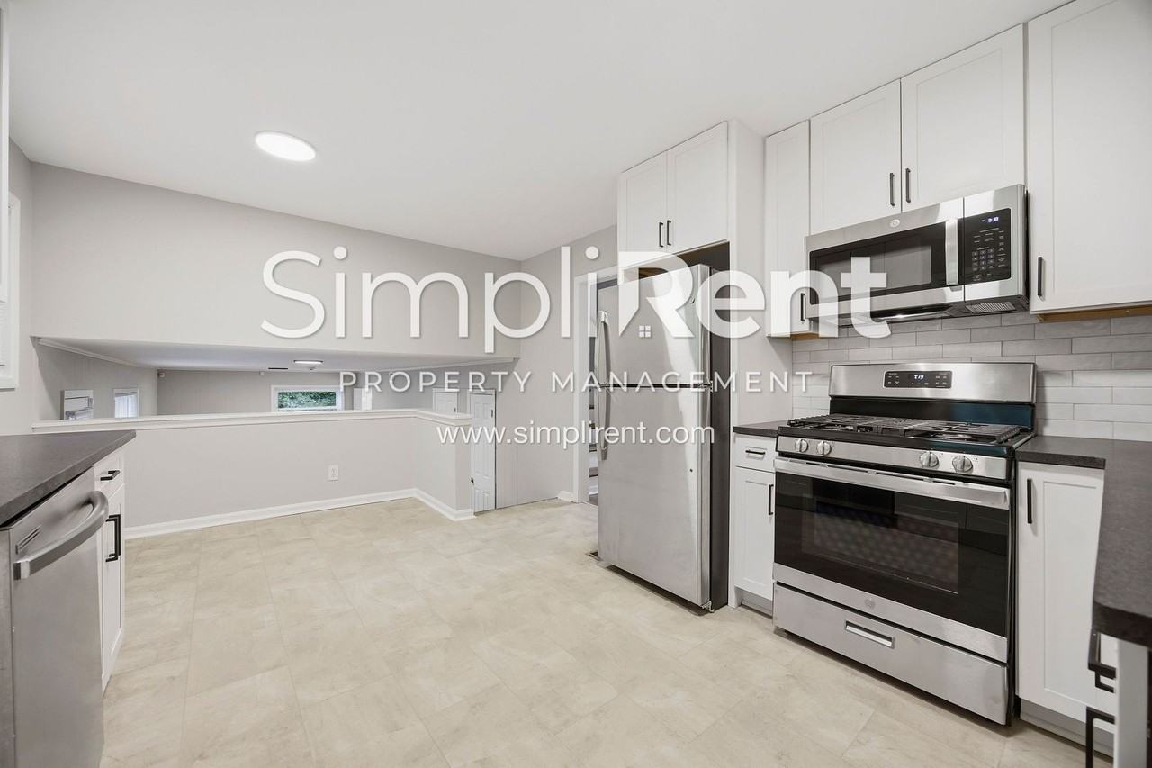 2447 Whites Mill Ln - Photo 3 of 26