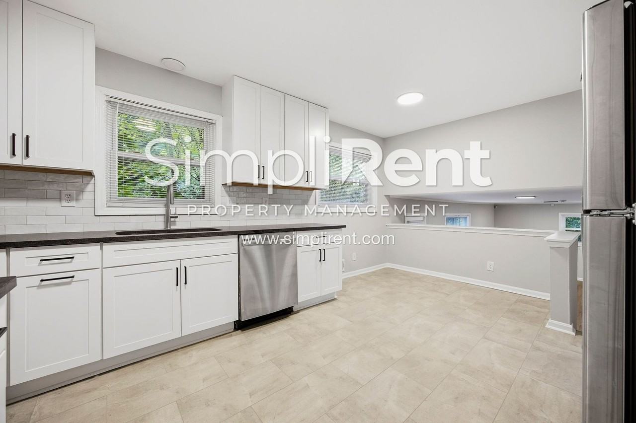 2447 Whites Mill Ln - Photo 5 of 26