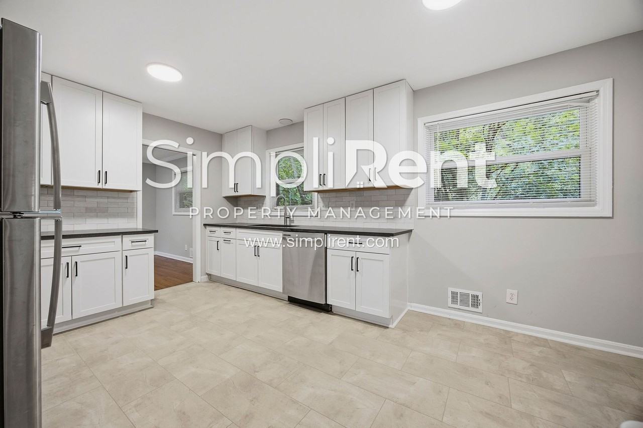 2447 Whites Mill Ln - Photo 6 of 26