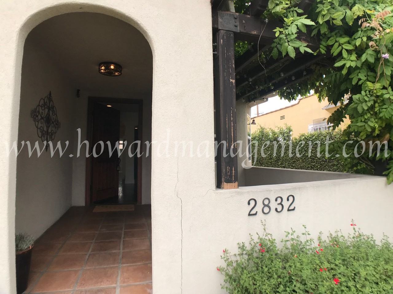 2832 S Victoria Ave - Photo 3 of 32