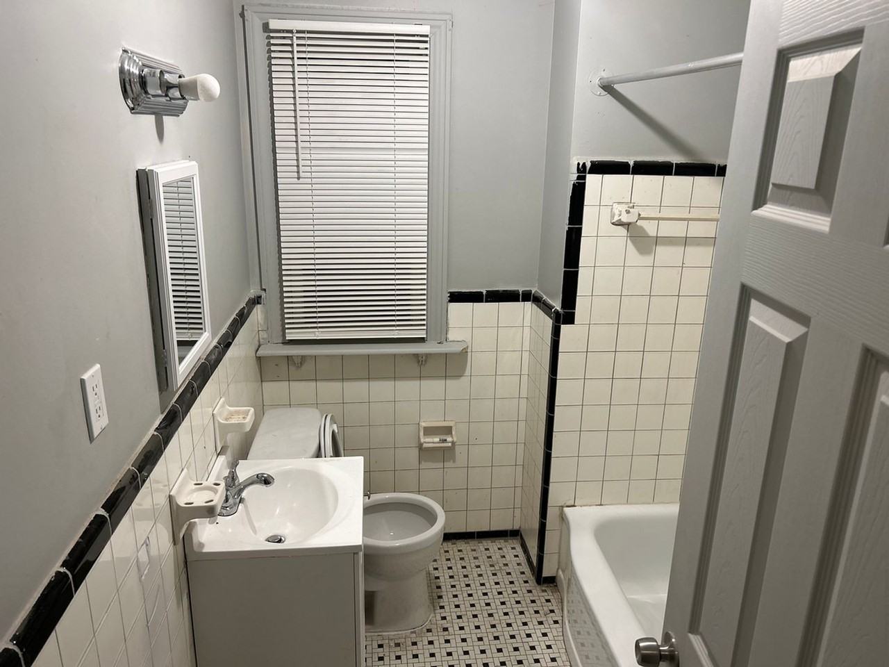 7283 Minock St - Photo 2 of 33