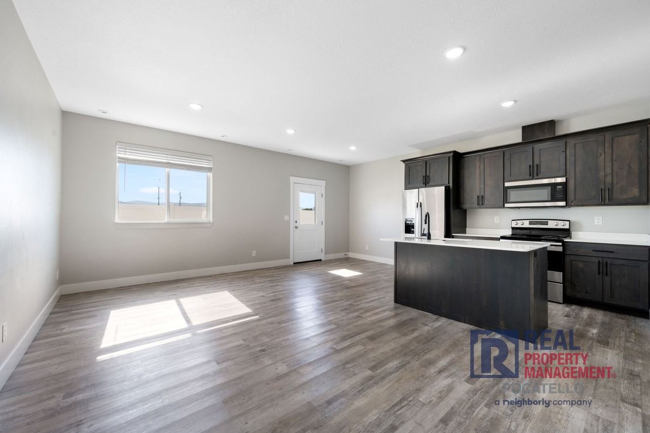 169 Park Lawn Dr #7 - Photo 3 of 16