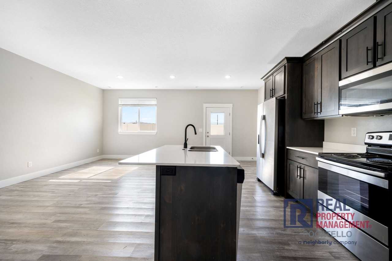 169 Park Lawn Dr #7 - Photo 4 of 16