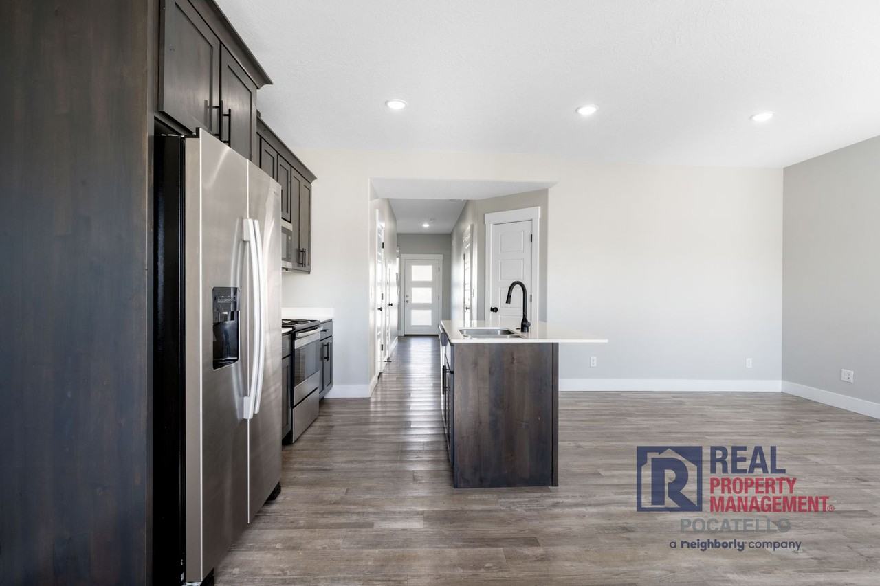 169 Park Lawn Dr #7 - Photo 5 of 16