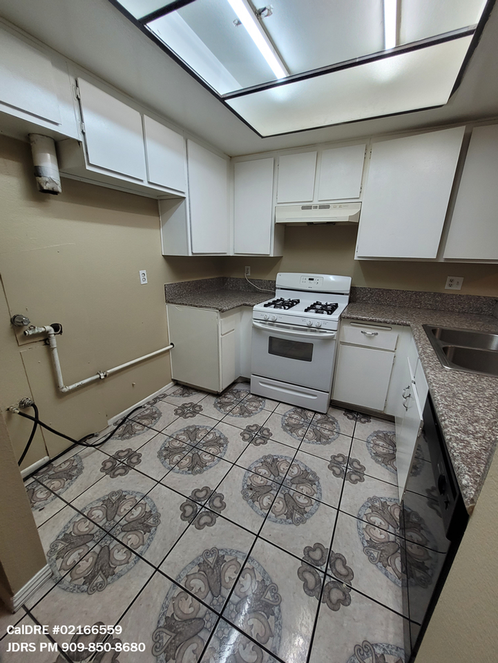 959 S Mountain Ave - Photo 2 of 12