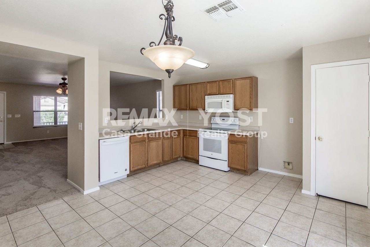 645 W Jardin Dr - Photo 3 of 10