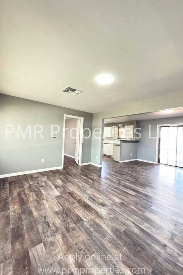 6310 Nw Elm Ave - Photo 3 of 19