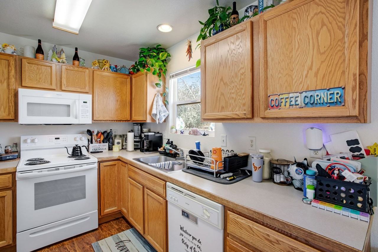 1751 Rowan Ln - Photo 5 of 16