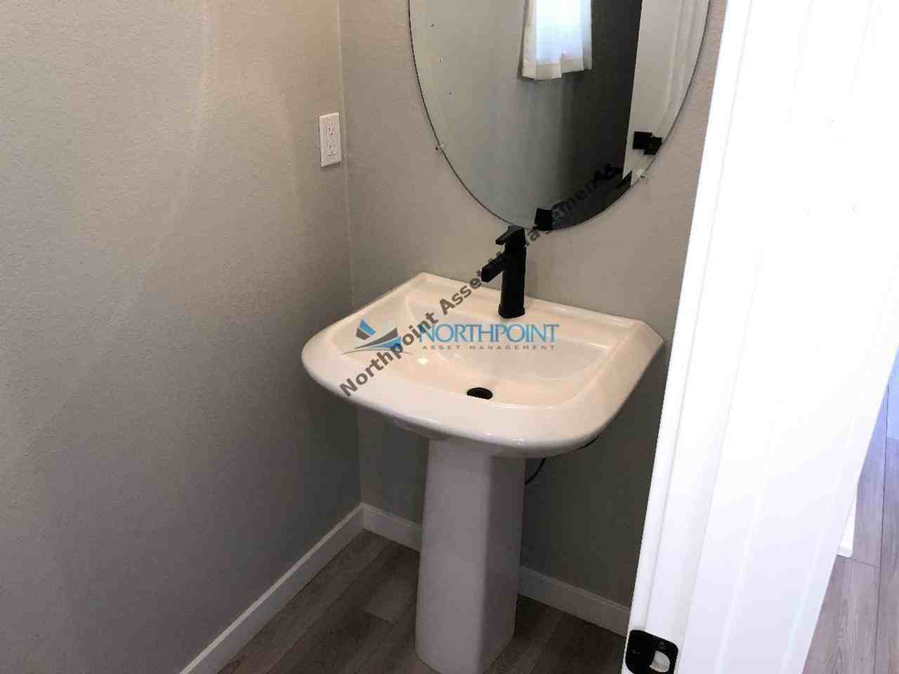 5013 Wuthering Ave - Photo 4 of 30