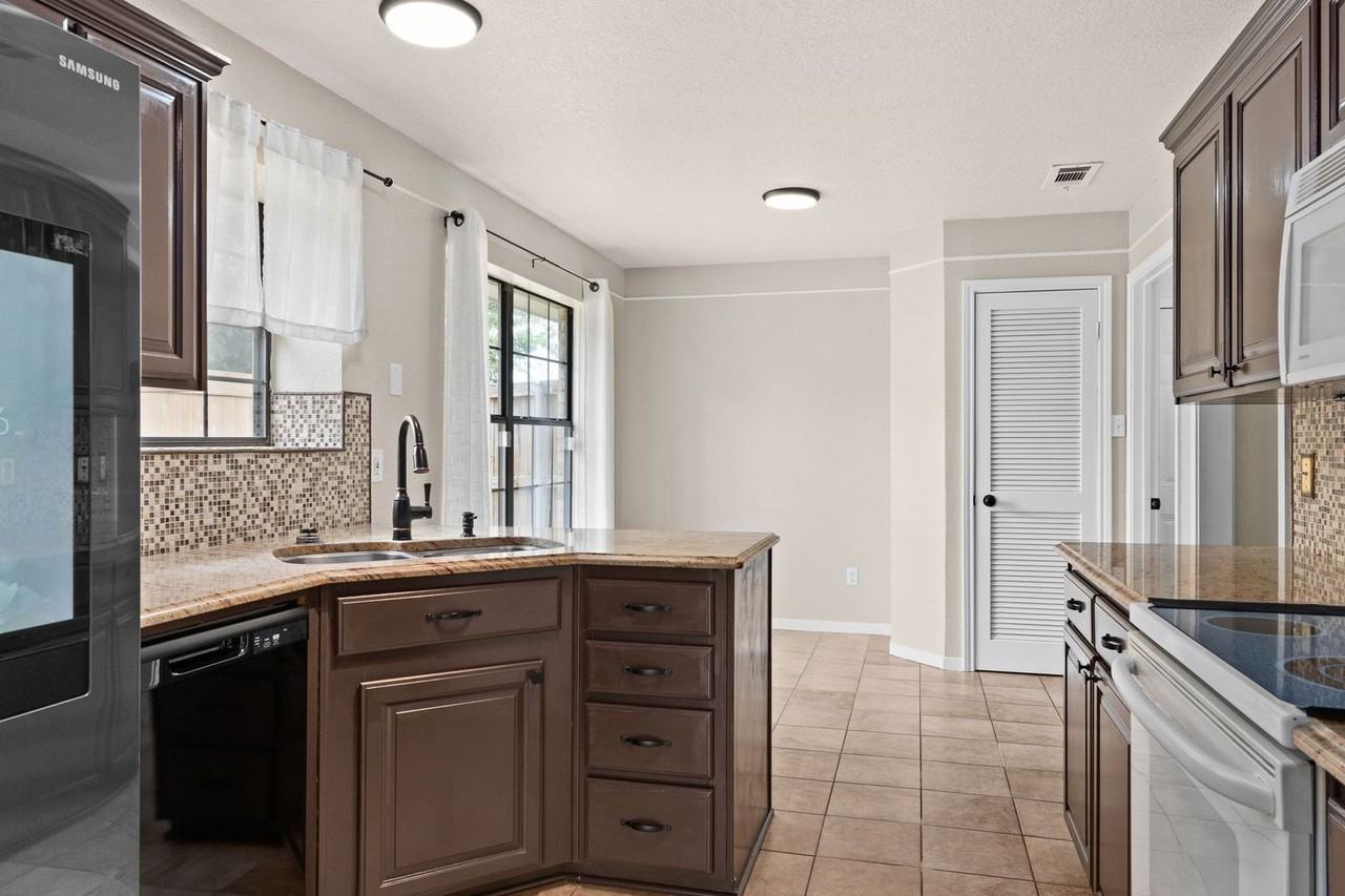 5003 Joseph Dr - Photo 5 of 16
