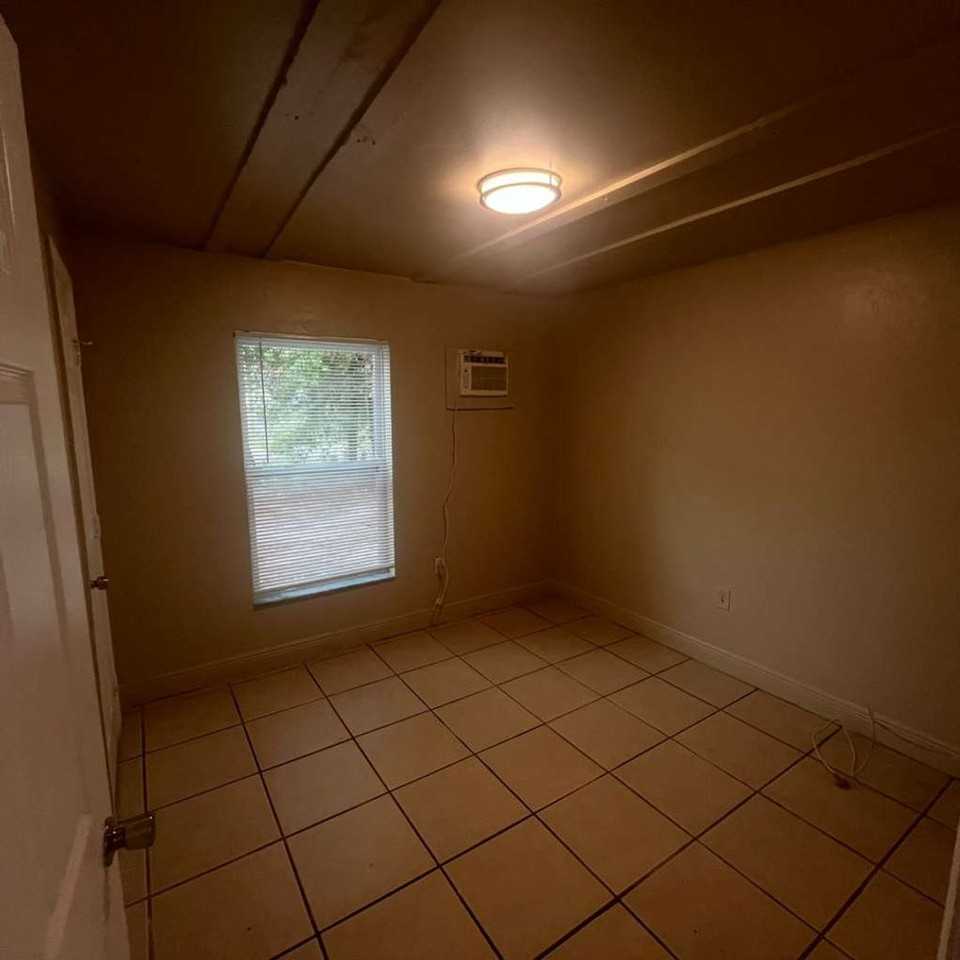 1427 Markland Ave - Photo 4 of 11