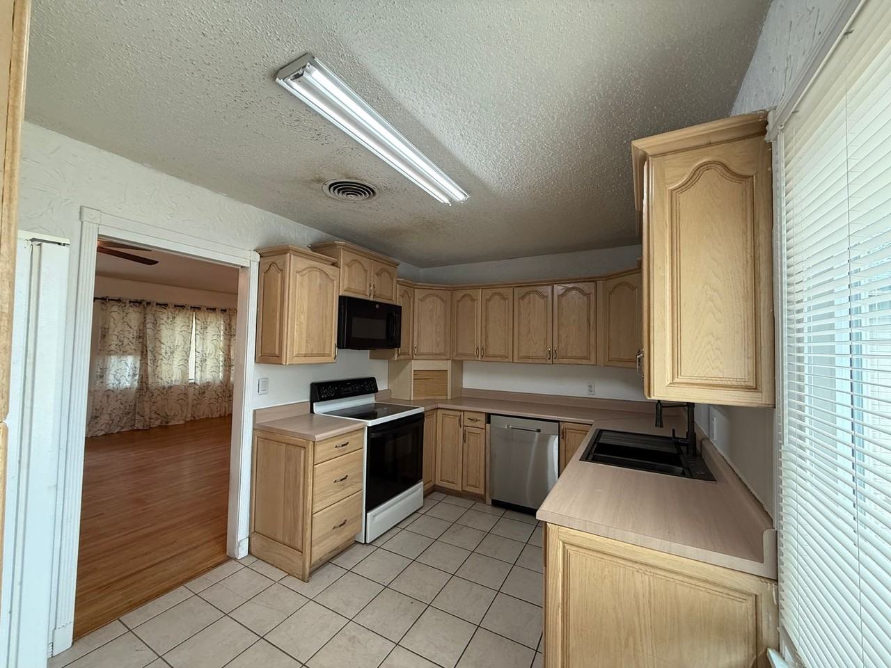 2607 44th St - Photo 2 of 15