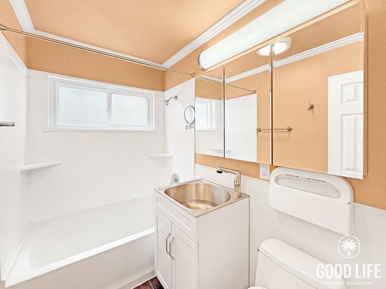 2033 Oliver Ave - Photo 3 of 9