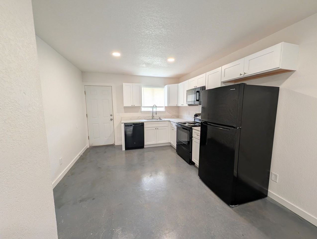 2400 Brookridge Dr - Photo 2 of 7