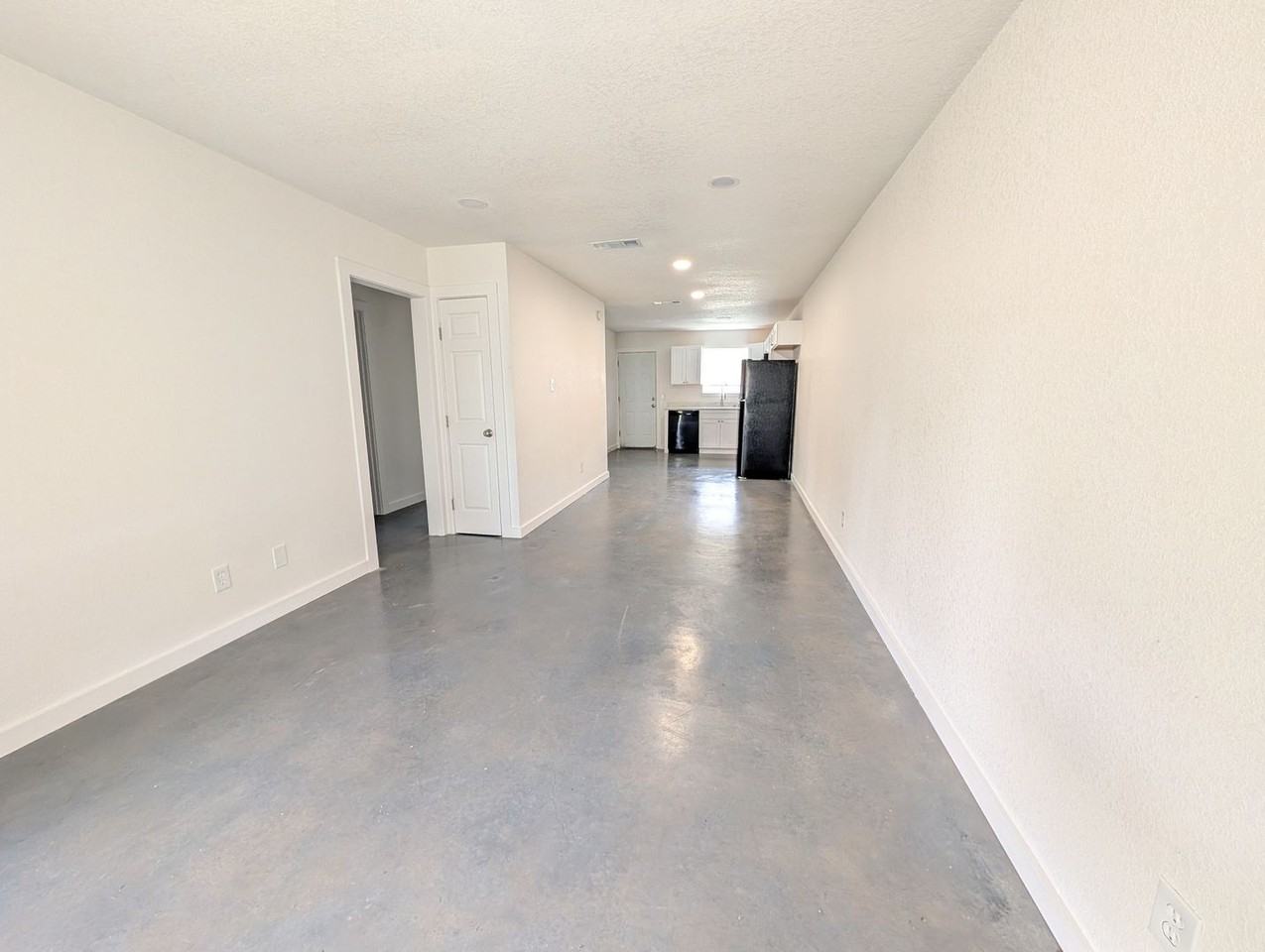 2400 Brookridge Dr - Photo 3 of 7