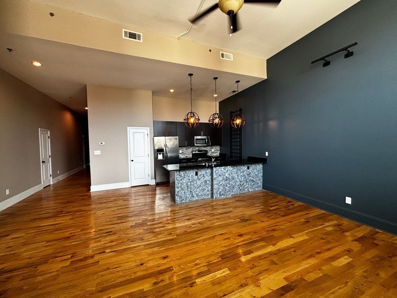 936 Broad St - Photo 4 of 14