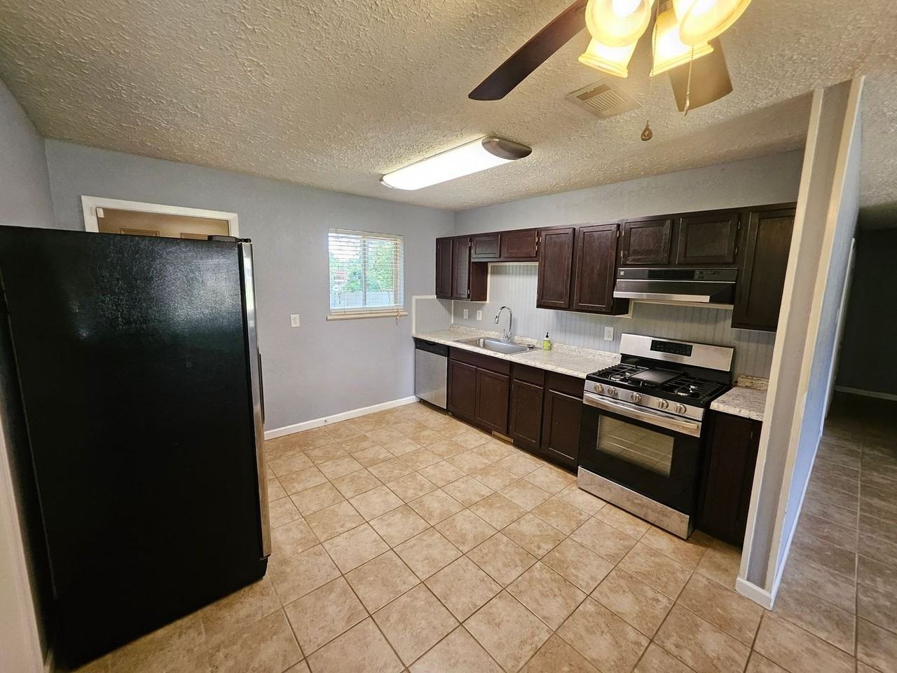 404 Magnolia St - Photo 4 of 18