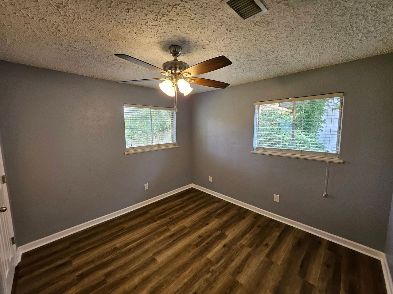 404 Magnolia St - Photo 7 of 18