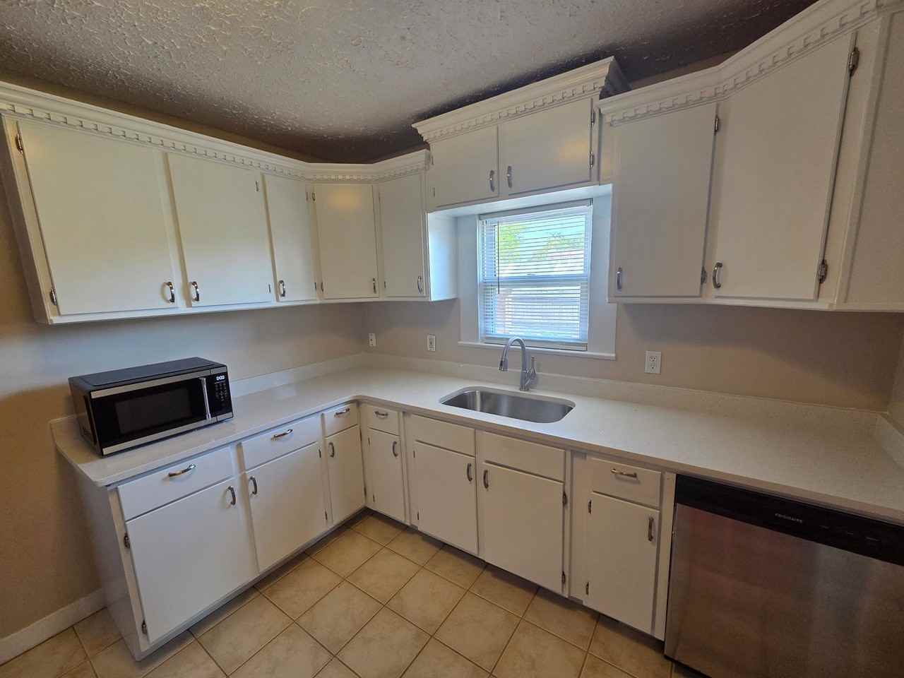 1525 Oak Ave - Photo 5 of 26