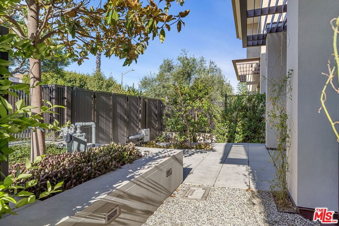 8890 Rosewood Ave #1 - Photo 4 of 24
