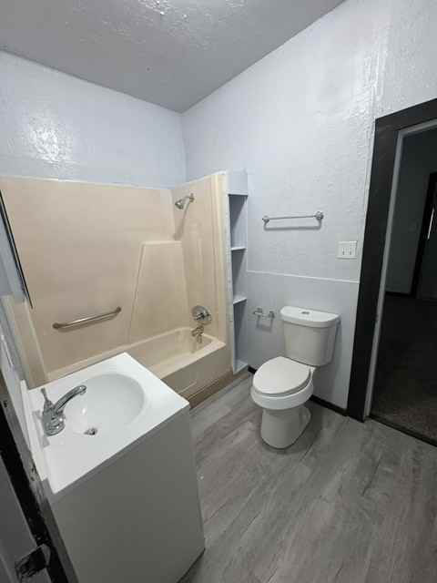 904 Sw G Ave #1 - Photo 3 of 10