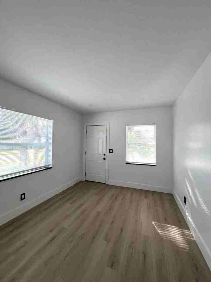 321 14th Ave S #4 - Photo 2 of 3