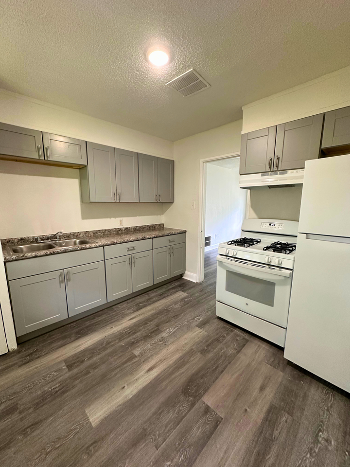 1601 Neshota DrUnit 19 #19 - Photo 2 of 13