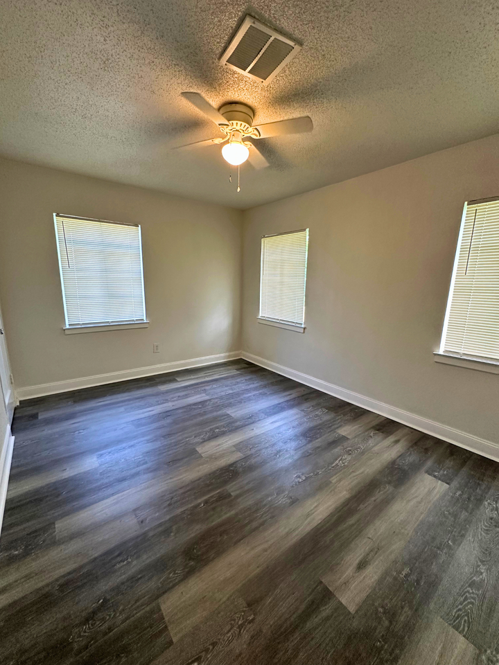 1601 Neshota DrUnit 19 #19 - Photo 4 of 13