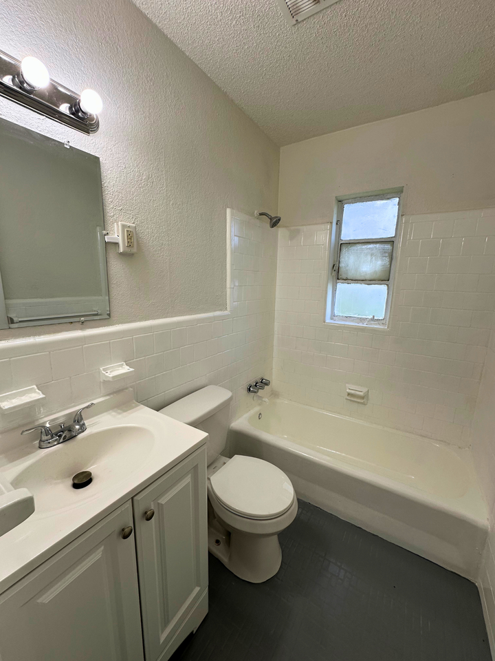 1601 Neshota DrUnit 19 #19 - Photo 5 of 13