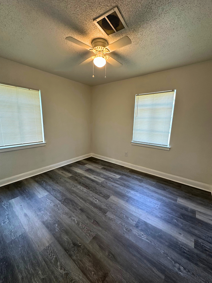 1601 Neshota DrUnit 19 #19 - Photo 6 of 13