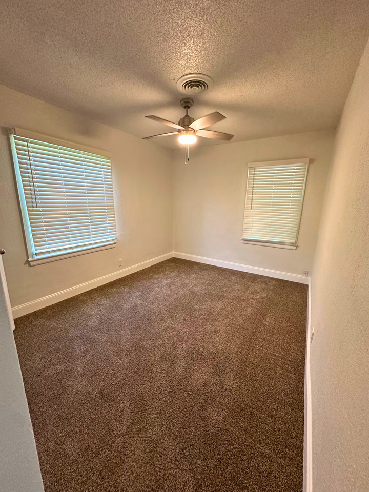 1601 Neshota DrUnit 86 #86 - Photo 3 of 13