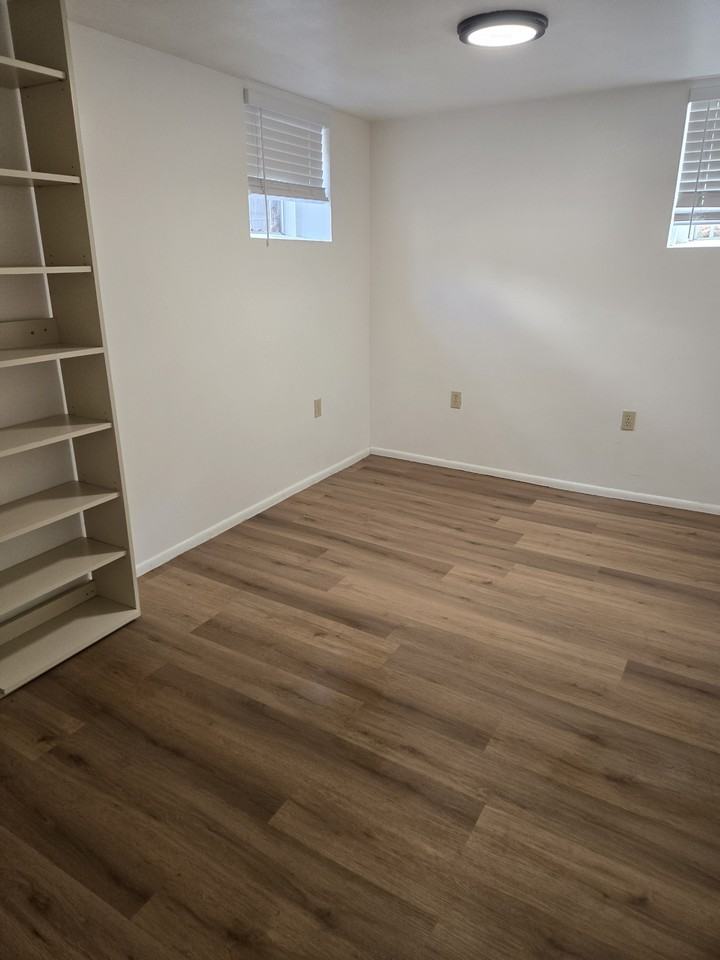 624 Endicott St Lowr - Photo 3 of 9