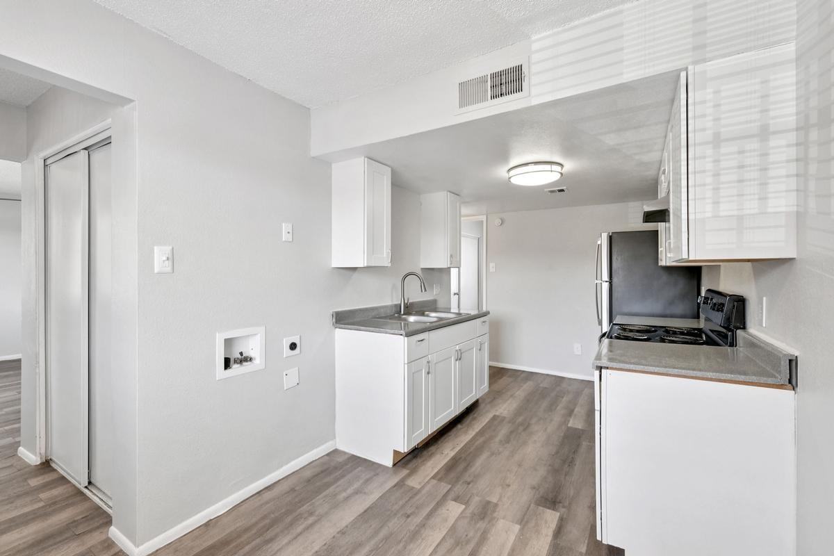 4235 N 35th Ave - Photo 3 of 19