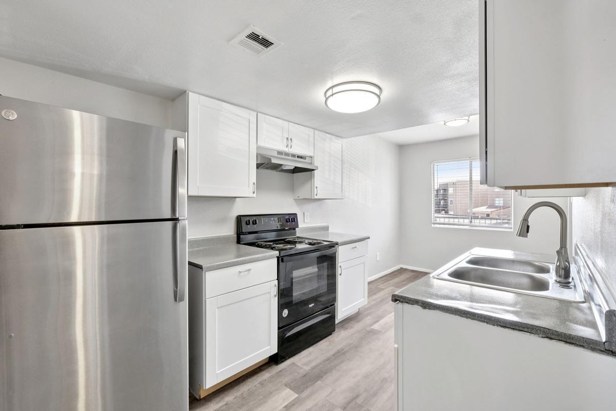 4235 N 35th Ave - Photo 7 of 19