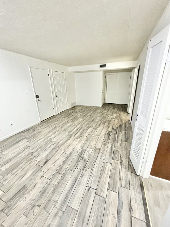 1644 W Adams St #3 - Photo 3 of 10