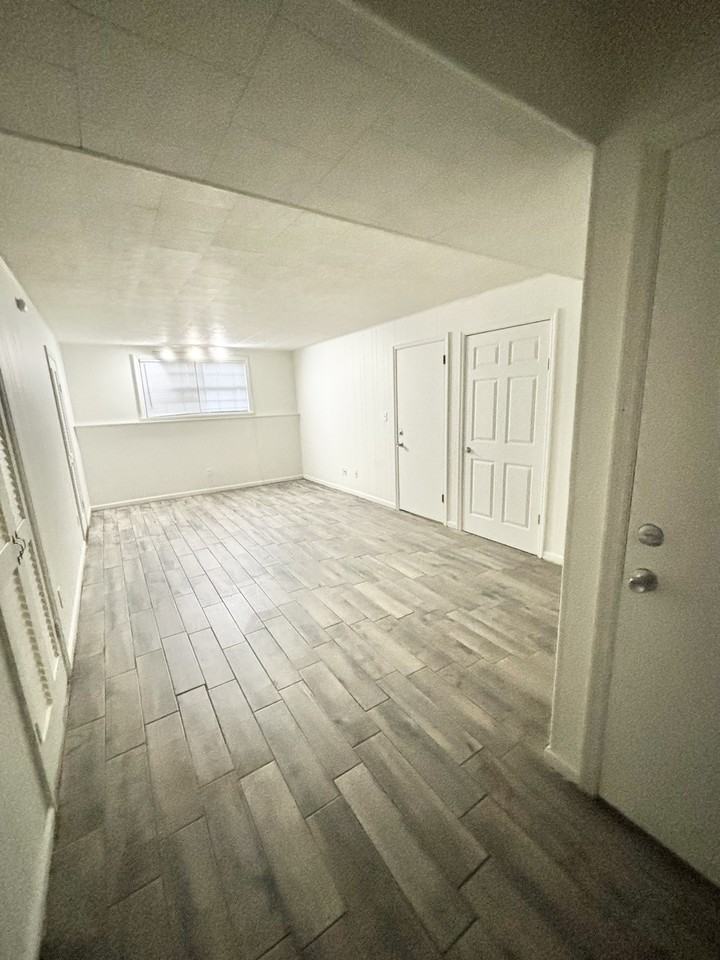 1644 W Adams St #3 - Photo 6 of 10