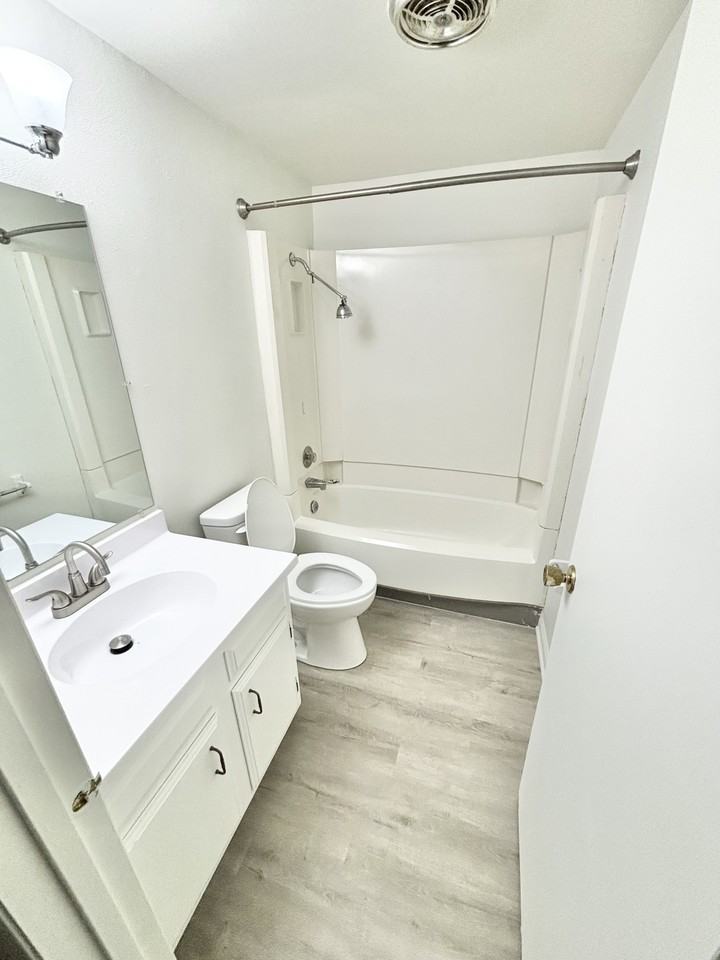 1644 W Adams St #3 - Photo 7 of 10